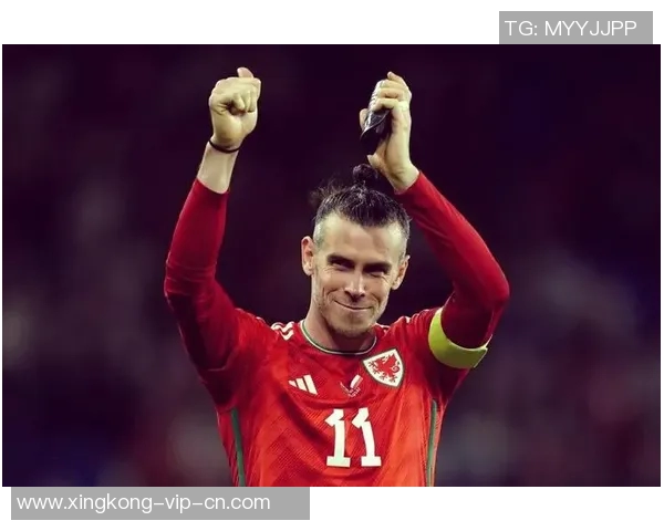 红发足球巨星的传奇之路 从球场到人气巅峰的多重蜕变